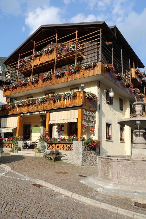 Albergo Centrale Форни ди Сопра Екстериор снимка