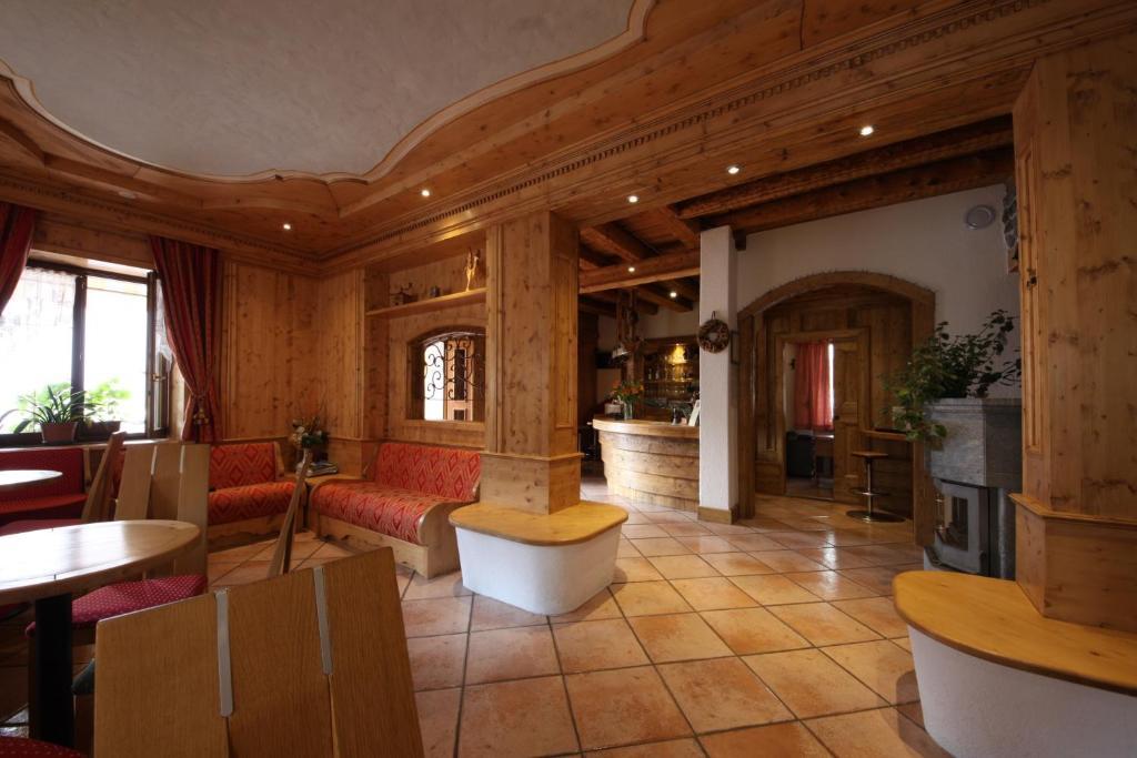 Albergo Centrale Форни ди Сопра Екстериор снимка